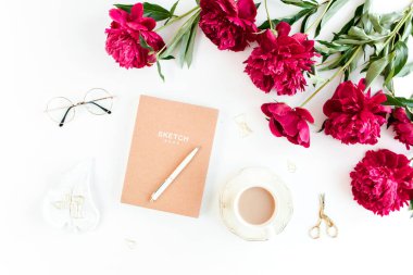 Günlük, defter, aksesuarlar, beyaz arka planda şakayık çiçekleri olan çalışma alanı. Merkez ofis masası. Üst görünüm kadınsı arka plan. Düz yatış, üst görünüm