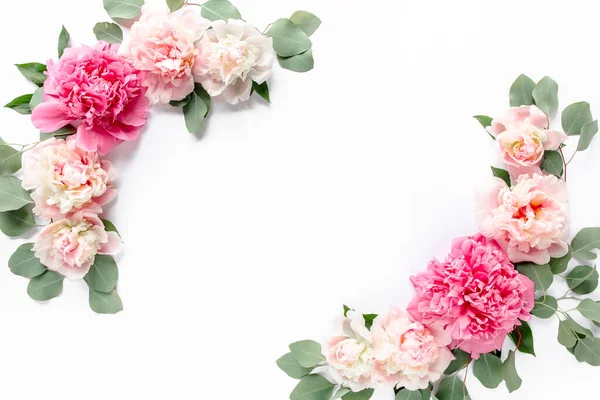 Cadre fait de belles pivoines roses sur fond blanc en bois. Couché à plat, vue de dessus. Un fond de valentines. Cadre floral. Cadre de fleurs. — Photo
