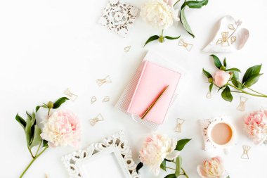 Ahşap beyaz arka planda güzel pembe şakayıklardan yapılmış çerçeve. Düz yerde, üst tarafta. Sevgililer Günü geçmişi. Çiçek çerçevesi. Çiçek çerçevesi. 