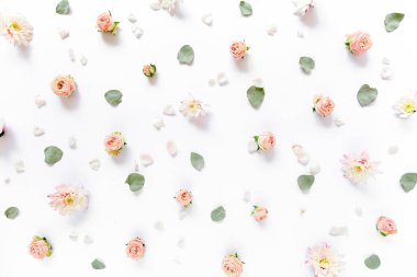 Pembe güllerden, yeşil yapraklardan, beyaz arkaplanda dallardan oluşan çiçek deseni. Düz yerde, üst tarafta. Sevgililer Günü geçmişi. Çiçek deseni. Desen 