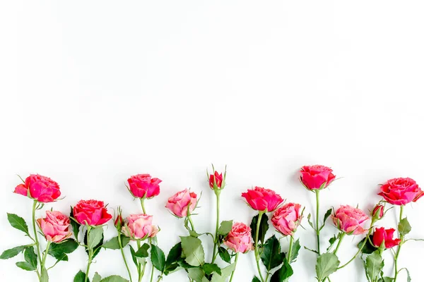 Cadre bordure fleur en roses rouges sur fond blanc avec espace de copie pour le texte. Un fond de valentines. Motif floral. Couché plat, vue du dessus. — Photo