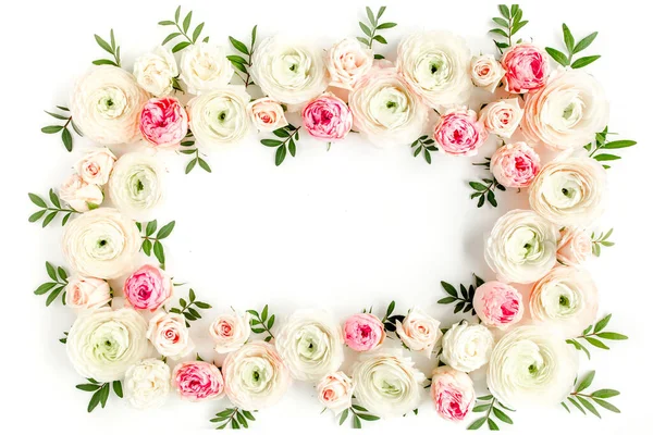 Moldura padrão floral feita de ranúnculo rosa e botões de flores de rosas no fundo branco. Flat lay, vista superior floral fundo. — Fotografia de Stock