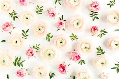 Beyaz arka planda pembe ranunculuslar ve gül tomurcukları ve okaliptüs yapraklarından oluşan çiçek arkaplan dokusu. Düz yatar, üst görünüm çiçek arkaplanı.