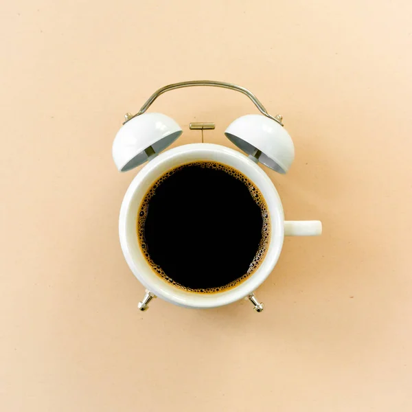 Kaffe tid, klocka på gul bakgrund. Platt ligg, ovanifrån — Stockfoto