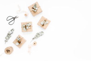 Noel deseni, el işi kutularından ve kardaki yeşil dallardan yapılmış doku. Tatil ve kutlama konsepti. Üst Manzara. Düz yatıyordu