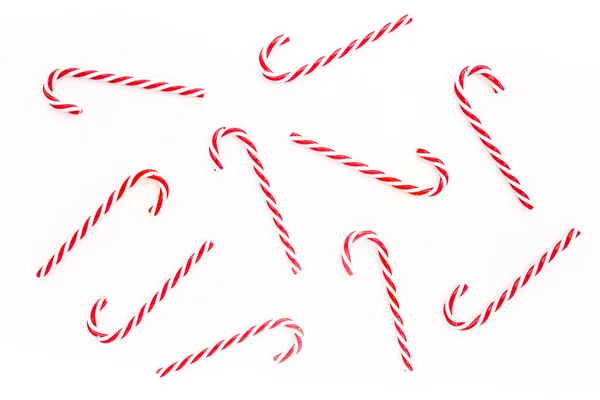 Textuur gemaakt met Christmas Candy cane op witte achtergrond. Vlakke lay, bovenaanzicht. — Stockfoto