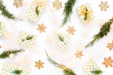 Noel ya da yeni yıl dokusu. Beyaz arka planda altın rengi Noel süsleri. Tatil ve kutlama konsepti. Üst Manzara. Düz yatıyordu