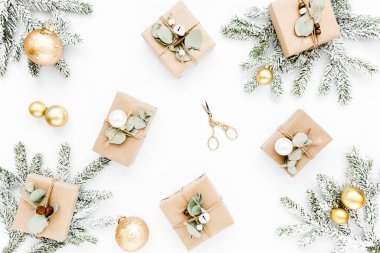 Noel deseni, el işi kutularından ve kardaki yeşil dallardan yapılmış doku. Tatil ve kutlama konsepti. Üst Manzara. Düz yatıyordu