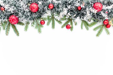 Noel kompozisyonu, köknar dalları, Noel baloları ve süslemeleri. Düz yatış, üst görünüm