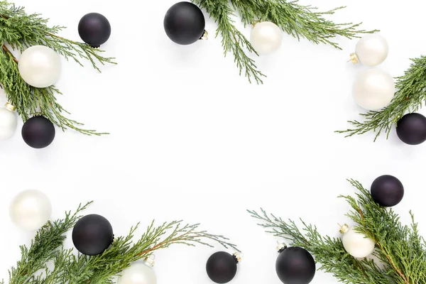 Рождественская или новогодняя рамка. Рождественские золотые и черные шары и елки на белом фоне. Праздник. Вид сверху. Плоский лежал — стоковое фото
