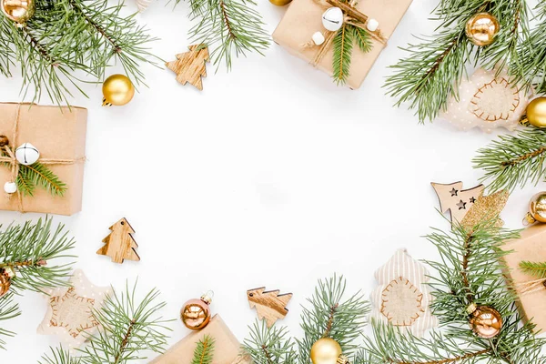 圣诞格子,金制图案,白色背景的金玻璃球.假日和庆祝的概念。顶部视图。平躺在床上 — 图库照片