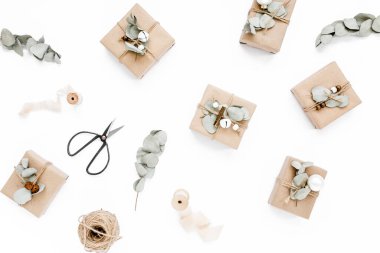 Noel deseni, el işi kutularından ve kardaki yeşil dallardan yapılmış doku. Tatil ve kutlama konsepti. Üst Manzara. Düz yatıyordu