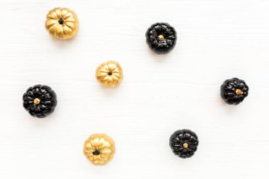 Şık Cadılar Bayramı süslemeleri. Dekoratif balkabağı siyah ve altın cadılar bayramı beyaz arka planda izole. Düz yatış, üst görünüm.