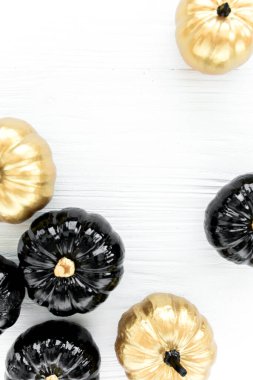 Şık Cadılar Bayramı süslemeleri. Dekoratif balkabağı siyah ve altın cadılar bayramı beyaz arka planda izole. Düz yatış, üst görünüm.