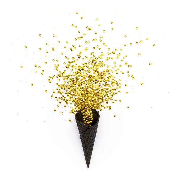 Zwarte wafel kegels met gouden confetti knutsel geïsoleerd op witte achtergrond. Vlakke lay, bovenaanzicht minimaal feestelijk concept. — Stockfoto