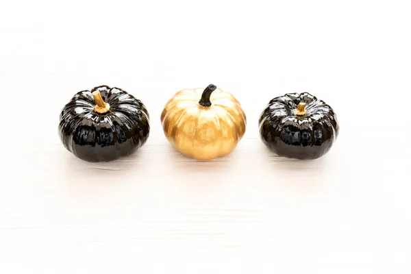 Eleganti decorazioni di Halloween. zucca decorativa nero e oro Halloween isolato su sfondo bianco. Posa piatta, vista dall'alto. — Foto Stock