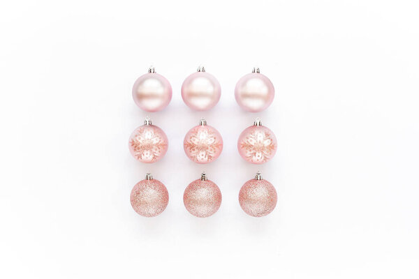 Рождественское украшение: розовое стекло рождественские шары на белом фоне. плоский, вид сверху