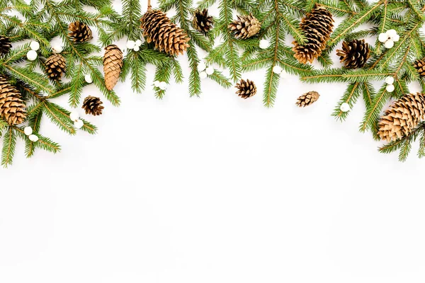 Kerstcompositie met dennentakken, dennenappels op witte achtergrond. Vlakke lay, bovenaanzicht — Stockfoto
