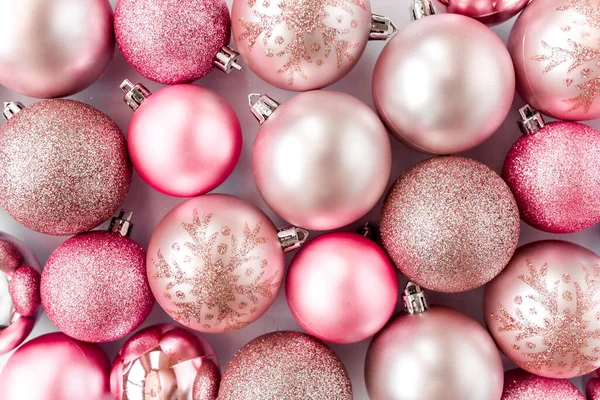 圣诞质地：白色背景的粉色玻璃球。平面，顶部视图 — 图库照片