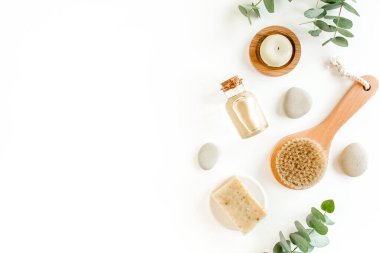 Spa arka planı. Doğal, organik kaplıca ürünleri, çevre dostu banyo aksesuarları, okaliptüs yaprakları. Beyaz arkaplanda cilt konsepti. 