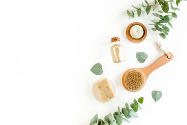 Spa arka planı. Doğal, organik kaplıca ürünleri, çevre dostu banyo aksesuarları, okaliptüs yaprakları. Beyaz arkaplanda cilt konsepti. 