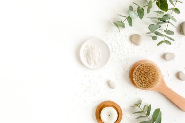 Spa arka planı. Doğal, organik kaplıca ürünleri, çevre dostu banyo aksesuarları, okaliptüs yaprakları. Beyaz arkaplanda cilt konsepti. 