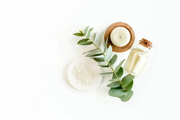 Botella de aceite esencial de eucalipto, hojas de eucalipto sobre fondo blanco. Productos cosméticos orgánicos naturales. Piso tendido, vista superior. —  Fotos de Stock