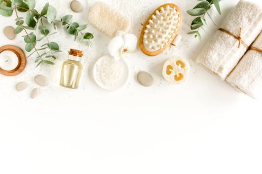 Spa arka planı. Doğal, organik kaplıca ürünleri, çevre dostu banyo aksesuarları, okaliptüs yaprakları. Beyaz arkaplanda cilt konsepti. 