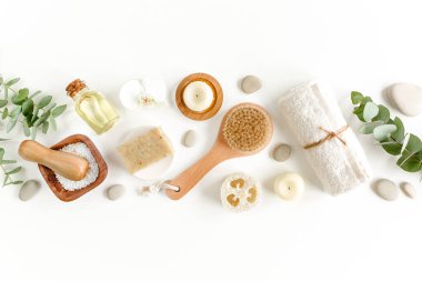 Spa arka planı. Doğal, organik kaplıca ürünleri, çevre dostu banyo aksesuarları, okaliptüs yaprakları. Beyaz arkaplanda cilt konsepti. 