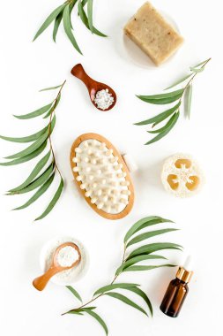 Okaliptüs yağı ve okaliptüs yaprağıyla spa konsepti doğal organik spa kozmetik ürünleri eko dostane banyo aksesuarları üretir. 