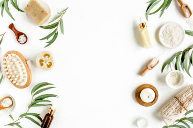 Okaliptüs yağı ve okaliptüs yaprağıyla spa konsepti doğal organik spa kozmetik ürünleri eko dostane banyo aksesuarları üretir. 