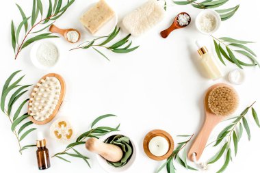 Okaliptüs yağı ve okaliptüs yaprağıyla spa konsepti doğal organik spa kozmetik ürünleri eko dostane banyo aksesuarları üretir. 