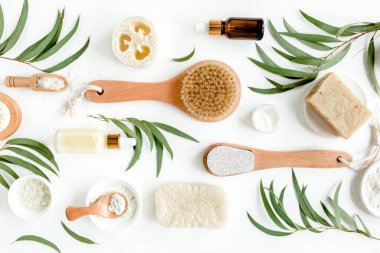 Okaliptüs yağı ve okaliptüs yaprağıyla spa konsepti doğal organik spa kozmetik ürünleri eko dostane banyo aksesuarları üretir. 