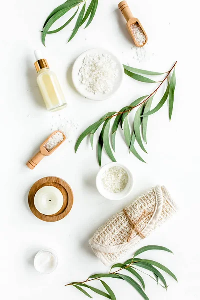 Spa concept met eucalyptus olie en eucalyptus blad extract natuurlijke biologische spa cosmetica producten eco vriendelijke badkamer accessoires.Huidverzorging concept — Stockfoto