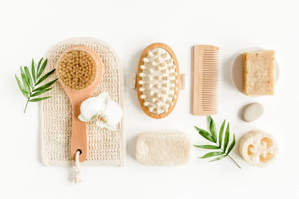 Fondo Spa. Productos cosméticos de spa orgánicos naturales, accesorios de baño ecológicos, hojas de palma. Concepto de cuidado de la piel sobre fondo blanco. Puesta plana —  Fotos de Stock