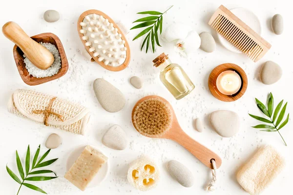 Fondo Spa. Productos cosméticos de spa orgánicos naturales, accesorios de baño ecológicos, hojas de palma. Concepto de cuidado de la piel sobre fondo blanco. Puesta plana —  Fotos de Stock