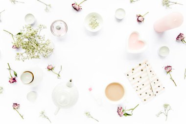 Çalışma alanı çerçevesi ile. Masa çalışma alanı, sulu çay, kakao, günlük, kalem, beyaz arka plan. Düz kompozisyon. Dergiler. düz yatış, üst görünüm