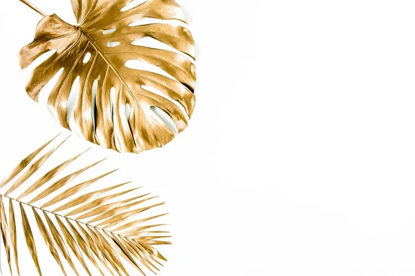 Gouden tropische palm bladeren Monstera op witte achtergrond. Vlakke lay, bovenaanzicht minimaal concept. — Stockfoto