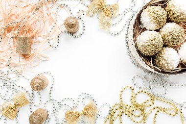 Noel oyuncakları ve el sanatları kutuları. Beyaz arka planda sanat kutuları ve yeşil dallardan oluşan yaratıcı düzenleme çerçevesi. düz yatış, üst görünüm