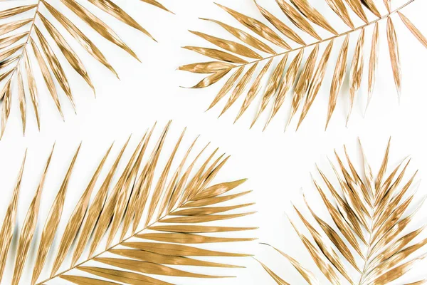 Hojas de palma tropical dorada sobre fondo blanco. Plano laico, vista superior concepto mínimo. — Foto de Stock
