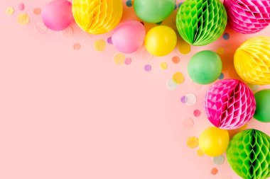 Pembe arka planda balonlar ve konfetiler. Doğum günü, tatil konsepti. Düz yerde, üst tarafta. Doğum günü partisi geçmişi