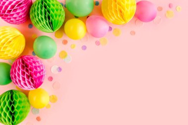 Pembe arka planda balonlar ve konfetiler. Doğum günü, tatil konsepti. Düz yerde, üst tarafta. Doğum günü partisi geçmişi