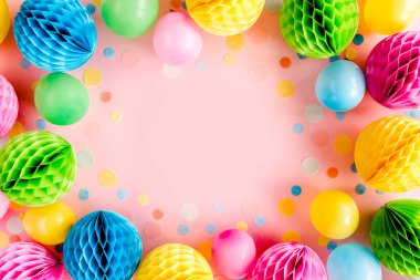 Balonlardan çerçeve ve pembe arka planda konfeti. Sevgililer günü, doğum günü, tatil konsepti. Düz yerde, üst tarafta. Doğum günü partisi geçmişi