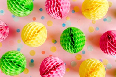 Pembe arka planda balonlar ve konfetiler. Doğum günü, tatil konsepti. Düz yerde, üst tarafta. Doğum günü partisi geçmişi