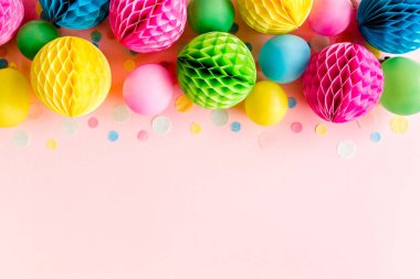 Pembe arka planda balonlar ve konfetiler. Doğum günü, tatil konsepti. Düz yerde, üst tarafta. Doğum günü partisi geçmişi