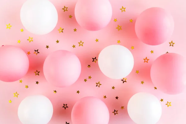 Balony i konfetti na różowym tle. Walentynki, urodziny, pomysł na wakacje. Płaskie ułożenie, widok z góry — Zdjęcie stockowe