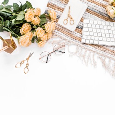 Bilgisayarlı kadın çalışma alanı, gül çiçekleri, altın aksesuarlar, günlük, dizüstü bilgisayar, beyaz arka planda gözlük. Düz uzanmış kadınların ofis masası. Üst görünüm
