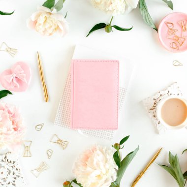 Günlük, defter, aksesuarlar, beyaz arka planda şakayık çiçekleri olan çalışma alanı. Merkez ofis masası. Üst görünüm kadınsı arka plan. Düz yatış, üst görünüm.