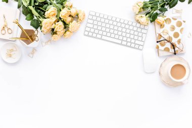 Bilgisayarlı kadın çalışma alanı, gül çiçekleri, altın aksesuarlar, günlük, dizüstü bilgisayar, beyaz arka planda gözlük. Düz uzanmış kadınların ofis masası. Üst görünüm