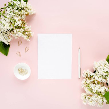 Üst kat ofis masası. Çalışma alanı, kağıt boş, pembe arka planda leylak rengi. Dergiler, web siteleri, medya için düz kompozisyon. Düz yatış, üst görünüm